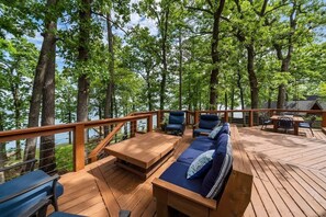 Outdoor dining - Lakefront Cottage with 25% Early Booking Discount! (Pittsburg)