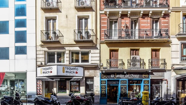 A street view with a row of buildings, including a restaurant named 'Tequeno Much' and a shop called 'El Jardin del Deseo'. - Spectacular design apartment in the center SB 1 (Madrid)