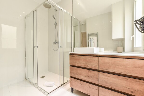 Shower, hair dryer, towels