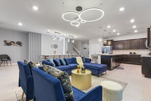 Flat-screen TV, table football, offices - Minions Bunk Beds + Toy Story Retreat Near Disney (Davenport)