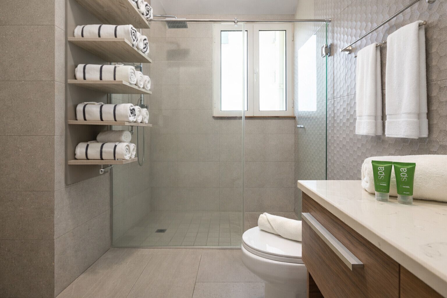 Douche, sèche-cheveux, serviettes fournies