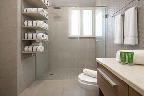 Een douche, een haardroger, handdoeken