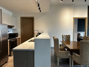 Refrigerador, microondas, horno y cafetera y tetera 