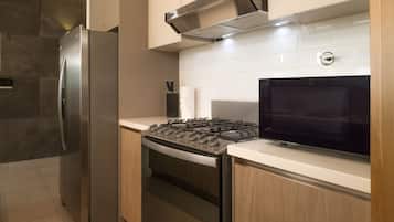 Fridge, microwave, oven, coffee/tea maker