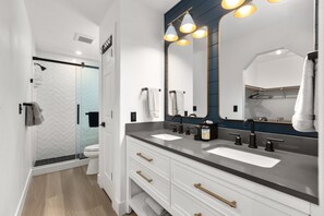 Combined shower/bathtub, hair dryer, towels