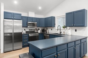 Refrigerador, microondas, horno y parrilla de estufa 