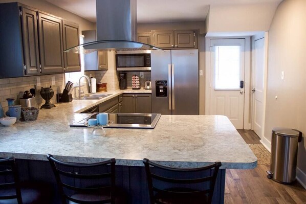 Fridge, microwave, oven, stovetop - Convenient Cozy Home - Dog & Family Friendly (Akron)