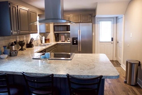 Convenient Cozy Home - Dog & Family Friendly