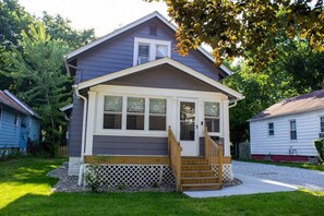 Exterior - Convenient Cozy Home - Dog & Family Friendly (Akron)