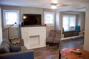 TV - Convenient Cozy Home - Dog & Family Friendly (Akron)