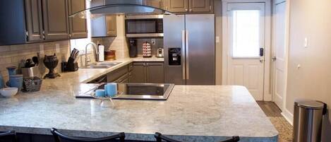 Réfrigérateur, four à micro-ondes, un four, surface de cuisson