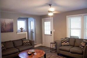 TV - Convenient Cozy Home - Dog & Family Friendly (Akron)