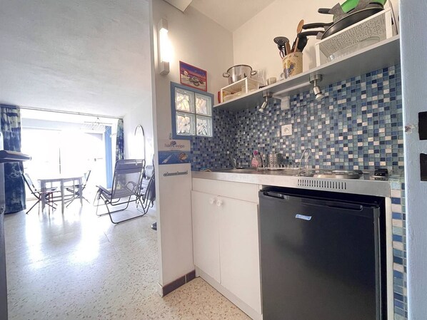 Fridge, microwave, oven, cookware/dishes/utensils - STUDIO À PROXIMITÉ DE LA PLAGE (LE CAP D AGDE)