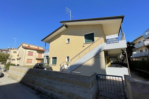 Unclassified image, 1 of 8, button