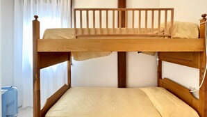Una cama litera con estructura de madera y colchón.