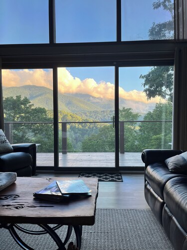 Spectacular Views! Hot tub, Hiking, Waterfalls, Fishing
Reduced Rates