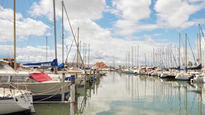 A marina with numerous boats docked, calm water, and a clear sky. - Stunning apartment in Canet en Roussillon (Canet en Roussillon)