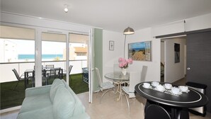 A modern apartment with a balcony, a dining area, and a living room. - Stunning apartment in Canet en Roussillon (Canet en Roussillon)