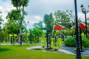 Équipement de fitness installé en plein air, dans un parc.