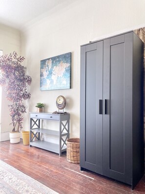 Interior - Elegant Spacious King Suite, Laundry, Full Kitchen (San Jose)