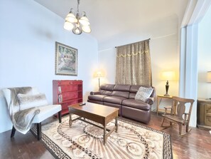 Smart TV - Elegant Spacious King Suite, Laundry, Full Kitchen (San Jose)