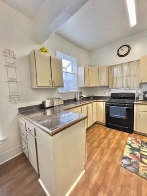 Fridge, microwave, oven, dishwasher - Elegant Spacious King Suite, Laundry, Full Kitchen (San Jose)