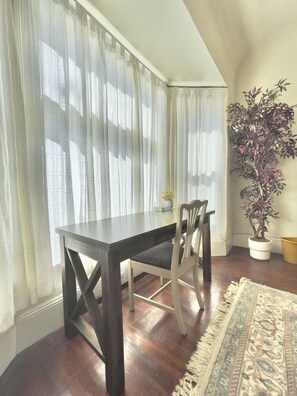 Dining - Elegant Spacious King Suite, Laundry, Full Kitchen (San Jose)