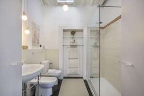 Dusj, hårføner, bidé og håndklær