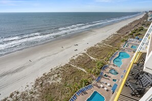 On the beach - Tropical oceanfront resort with shops, restaurants, pools, lazy river-paradise! Sleeps 4. (North Myrtle Beach)