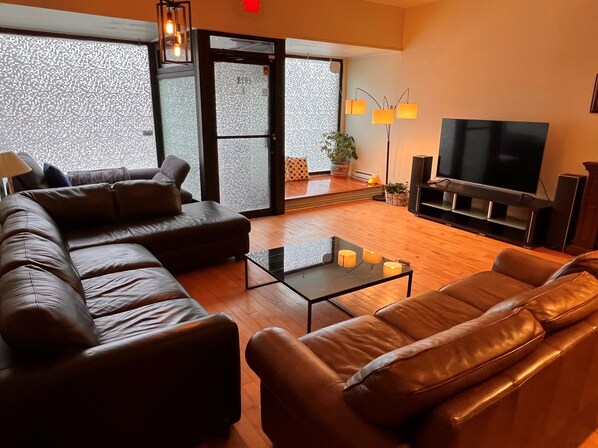 Smart TV, chimenea, Netflix y futbolito