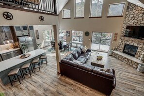 Flatscreentelevisie en een open haard