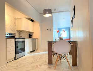 冷蔵庫、電子レンジ、オーブン、コンロ