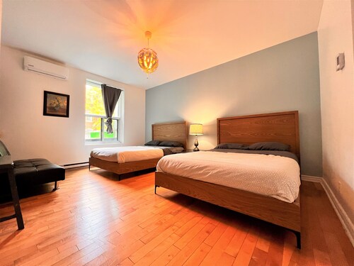 A2~Sunny Terrace+Free parking+3 Full baths+5 Queen beds+3 Sofabeds~100Walk Score