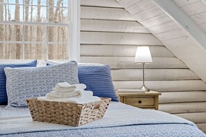 1 bedroom, iron/ironing board, WiFi, bed sheets - Stonemont Farm Cabin - in Keswick by VIneyards! (Keswick)