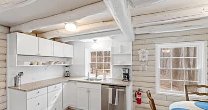 Stonemont Farm Cabin - in Keswick by VIneyards!