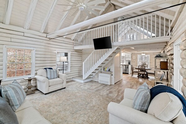 TV, fireplace - Stonemont Farm Cabin - in Keswick by VIneyards! (Keswick)