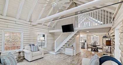 Stonemont Farm Cabin with Hot Tub- in Keswick by Vineyards!