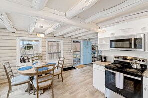 Fridge, microwave, oven, stovetop - Stonemont Farm Cabin - in Keswick by VIneyards! (Keswick)