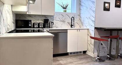 A3~Sunny Balcony+3 Full baths+5 Queen beds+4 Sofabeds+Free Parking~100Walk Score