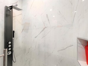 Haartrockner, Handtücher, Seife, Shampoo
