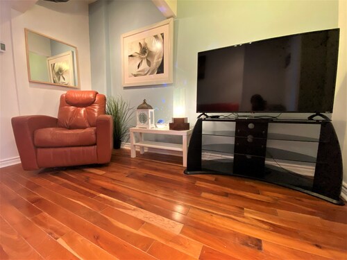 A3~Sunny Balcony+3 Full baths+5 Queen beds+4 Sofabeds+Free Parking~100Walk Score
