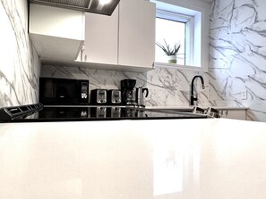 雪櫃、微波爐、焗爐、爐具