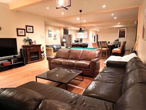 Smart TV, fireplace, table football, books - C12~Private Sunny Terrace+15 Beds/Sofabeds+5 Full baths+Free parking (Montréal)