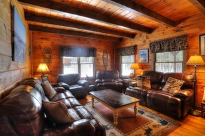 TV, DVD player, books - Grew Camp - Large log home on private 1.5 acre lot (Rangeley)