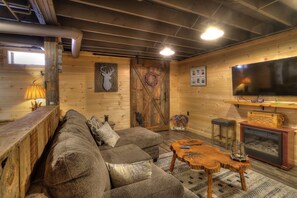 TV, DVD player, books - Grew Camp - Large log home on private 1.5 acre lot (Rangeley)