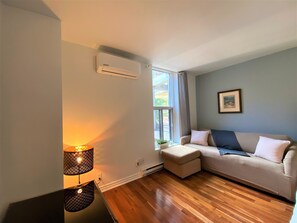 Una Smart TV, una chimenea, Netflix, un futbolín