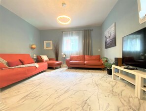 Una Smart TV, una chimenea, Netflix, un futbolín