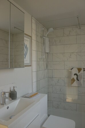 Dusche, Haartrockner, Handtücher, Seife