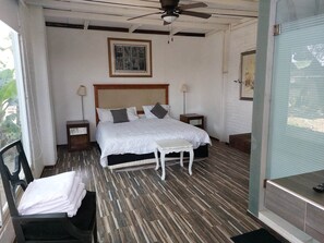 Camera familiare, camere multiple, balcone, vista piscina | Una cassaforte in camera, lenzuola