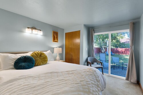 Cozy 2BD Home minutes from heart of Missoula - fenced backyard great for dogs!